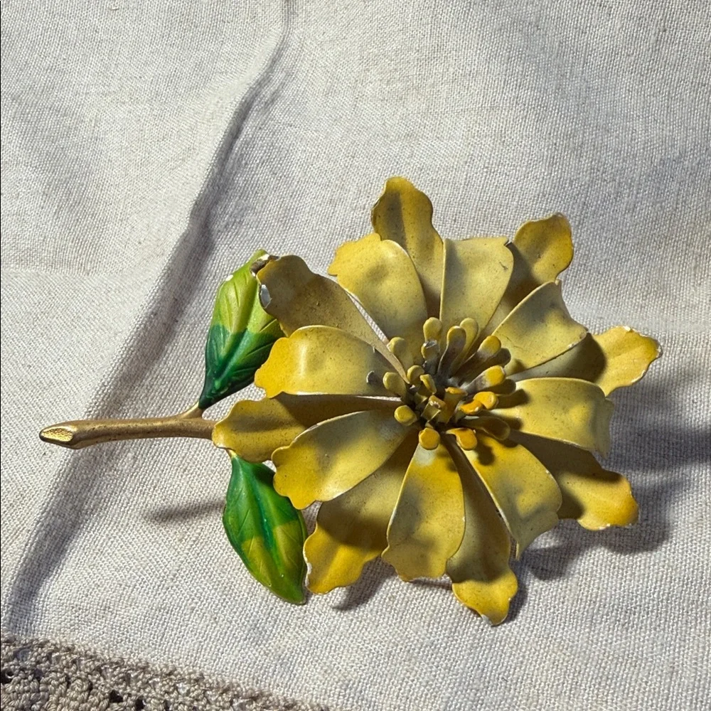 Vintage Sunflower Metal Brooch. Flower Power Era. WA558